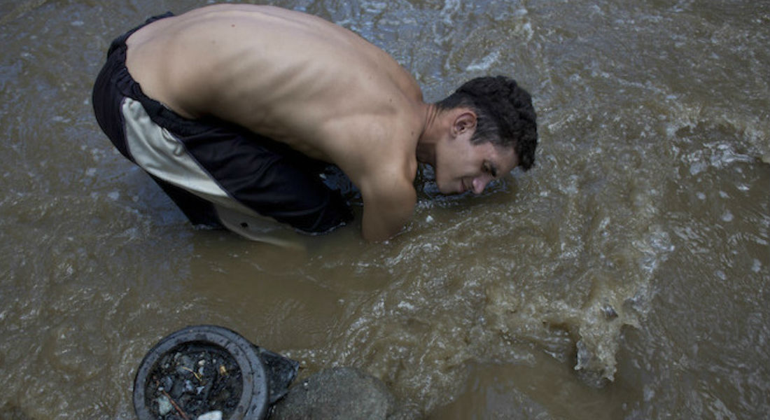 Venezolanos buscan cualquier chatarra que los ayude a sobrevivir