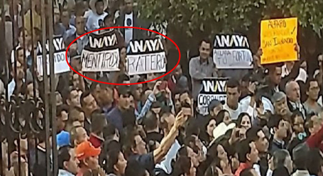 Asistentes a acto de Anaya destrozan pancartas que lo critican