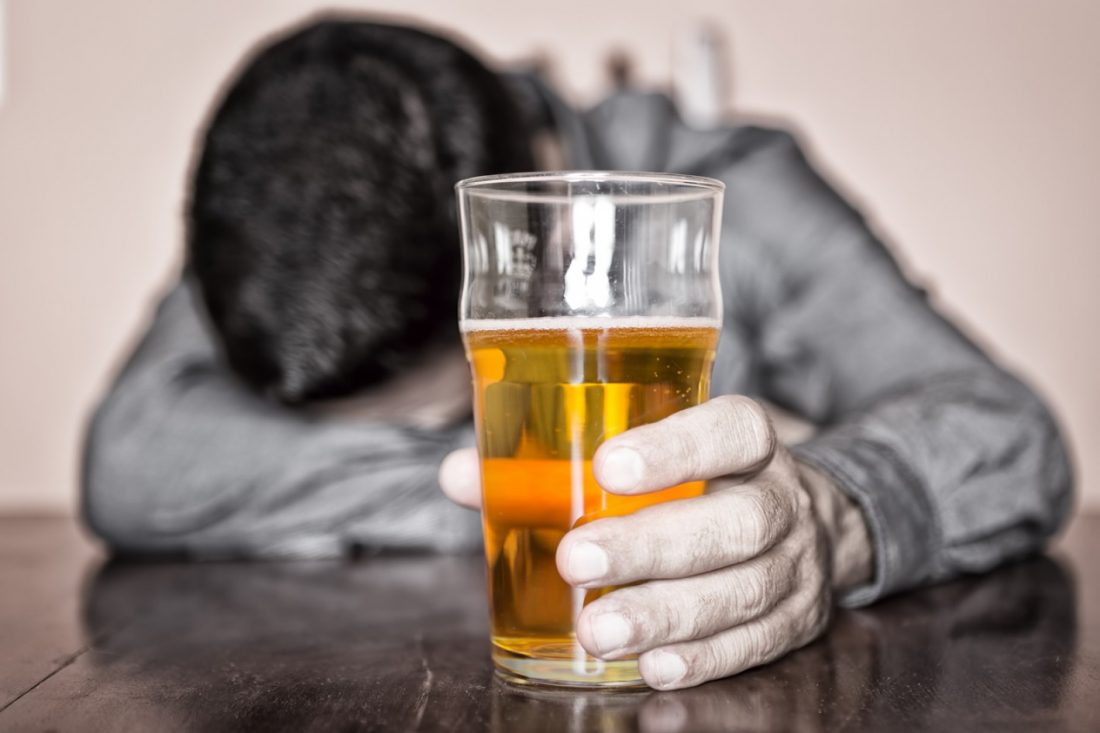 El alcohol causa más muertes que el sida y la violencia: OMS