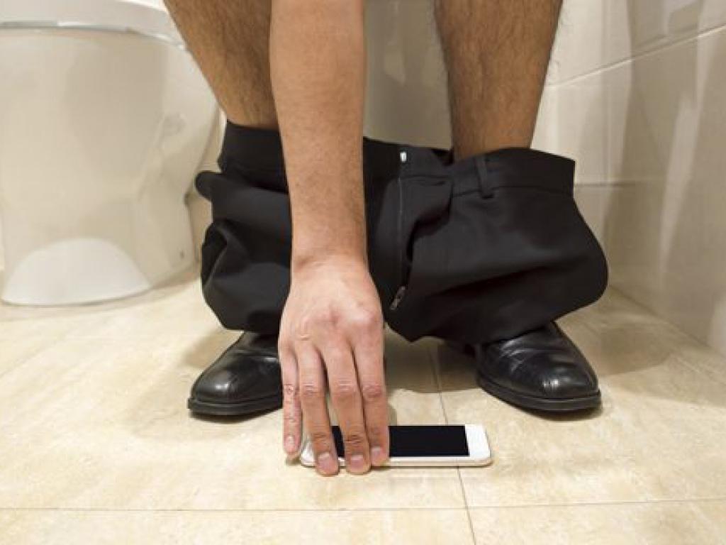 ¿Eres de los que entra al baño con su celular? ¡Ten cuidado!