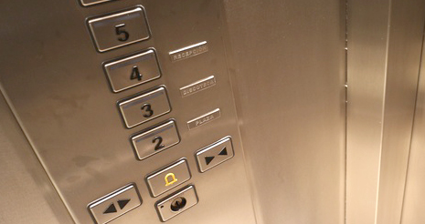 Niño orina los botones del elevador y queda atrapado