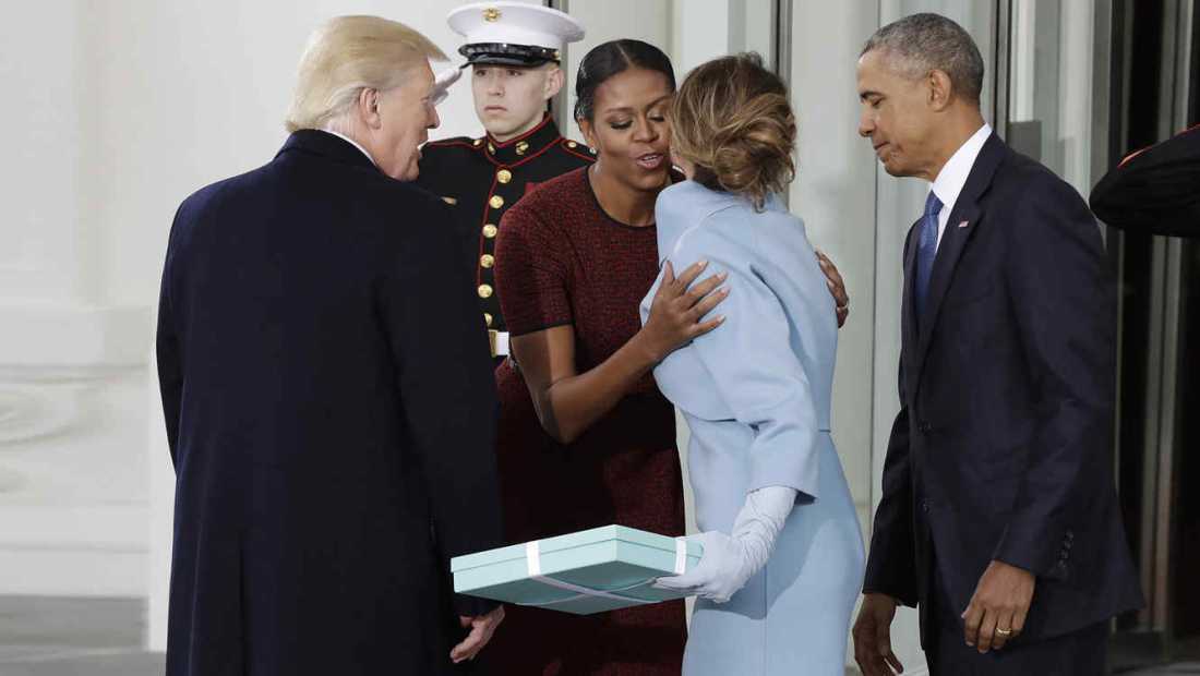 ¿Qué contenía la misteriosa caja azul que le dio Melania a los Obama?