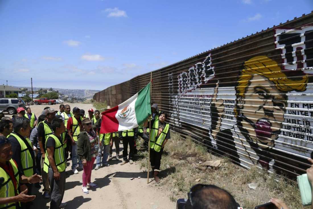 Demócratas se oponen al uso del dinero público para muro fronterizo
