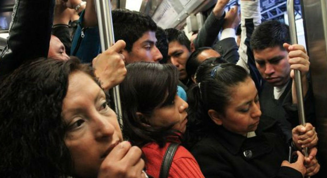 Mujeres mexicanas se sienten incómodas en el transporte público