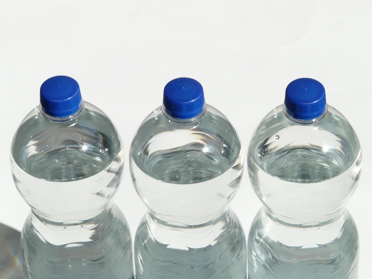 Bacterias en botellas de agua son más gruesas que pelo humano