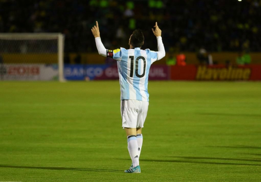 Lionel Messi se mira levantando la Copa del Mundo