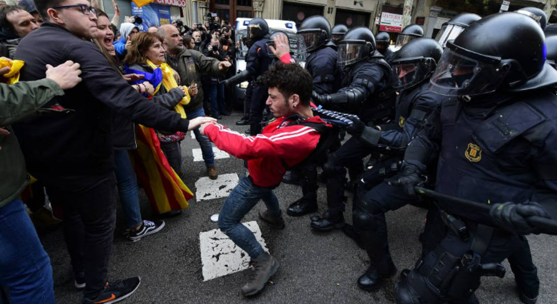 Miles de personas protestan tras detención de Puigdemont