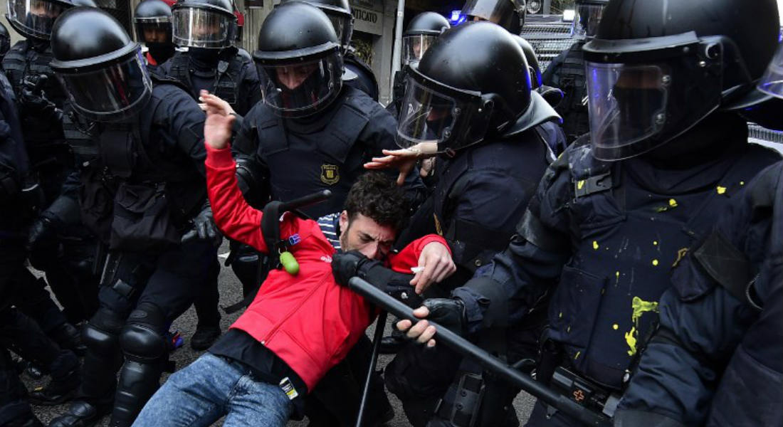 Protestas en Barcelona se salen de control y dejan decenas de heridos