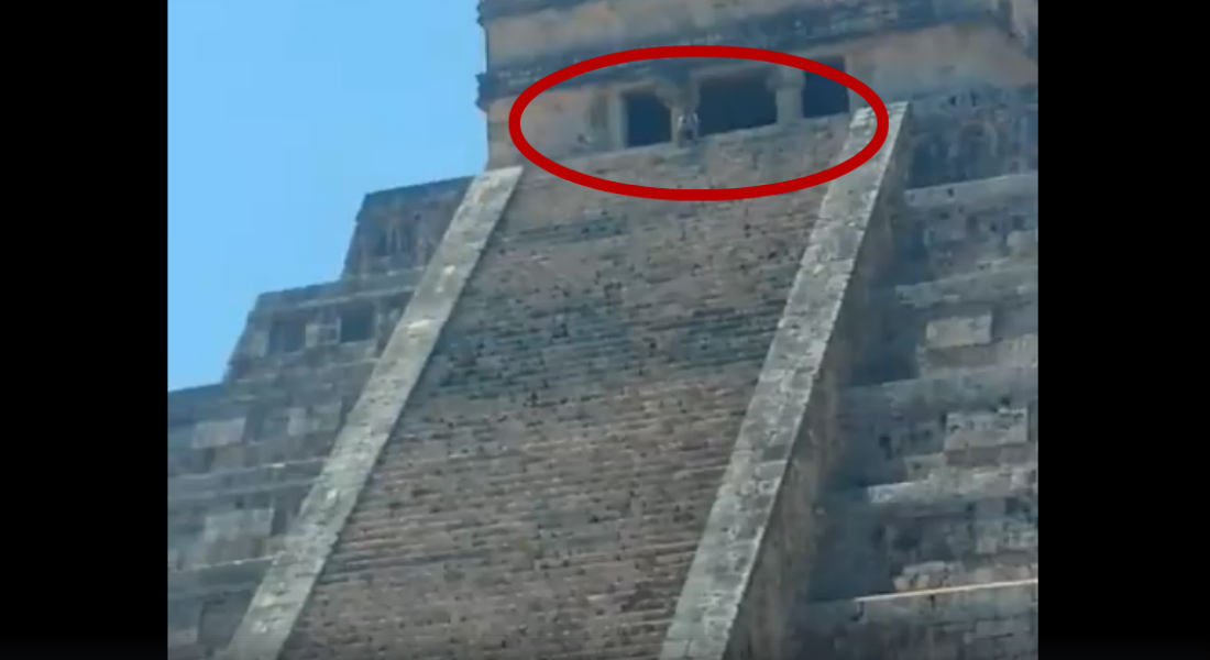 Turista sube a pirámide de Chichén Itzá a tomarse selfies