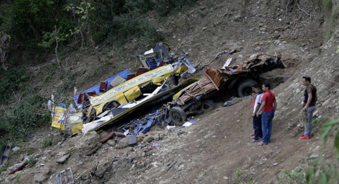 Autobús escolar cae a barranco y mueren 27 niños