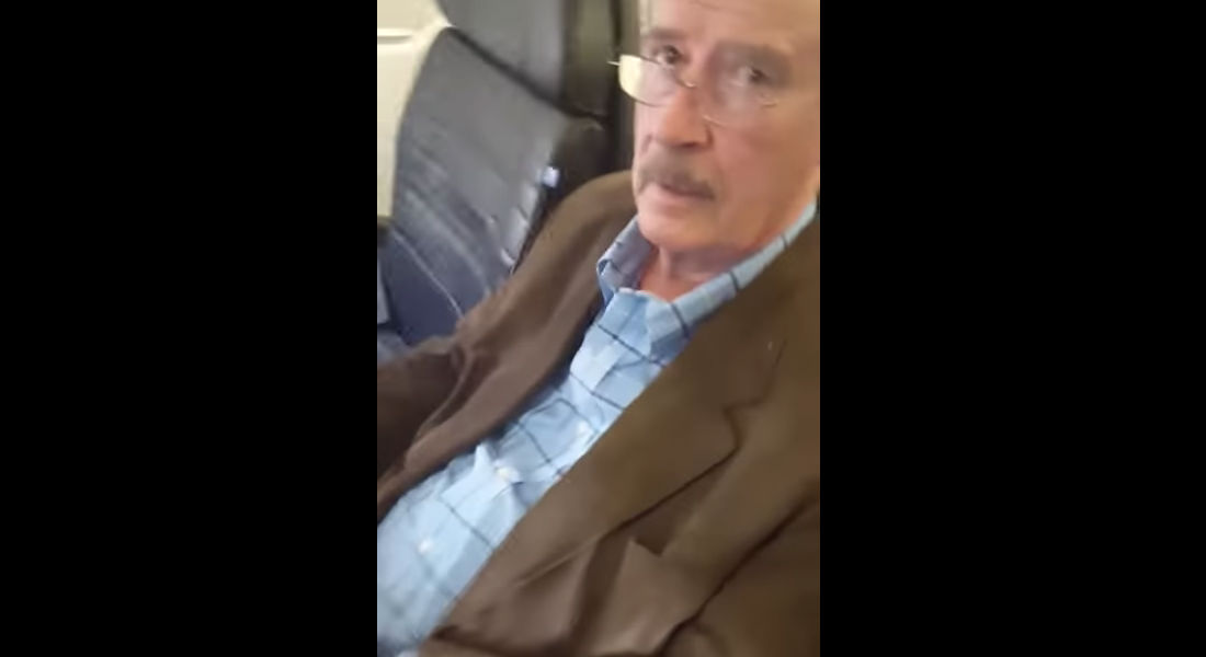 Mujer encara a Vicente Fox en un avión