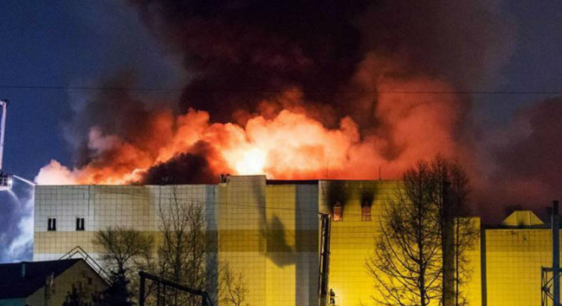Renuncia gobernador de Kémerovo por incendio en centro comercial
