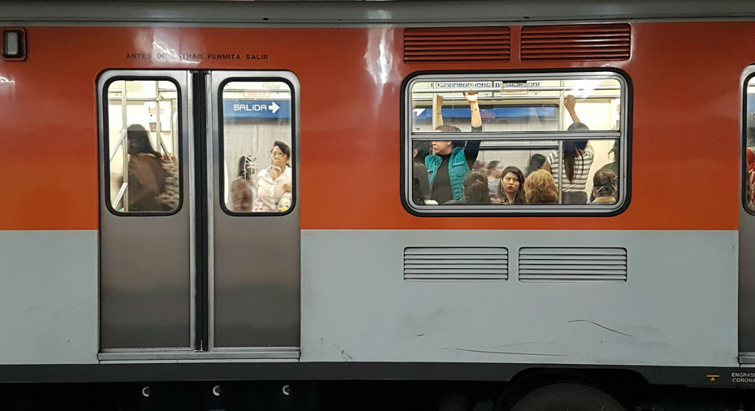 Mujer de 60 años se «accidenta» en las vías del metro y fallece