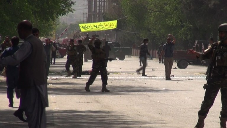 Video: Mueren 25 personas, nueve de ellos periodistas, en atentados en Kabul