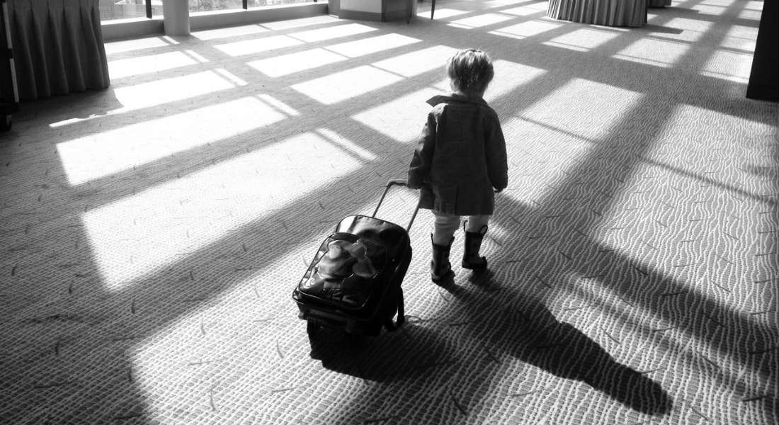 Niño escapa de papás y va a Indonesia de vacaciones