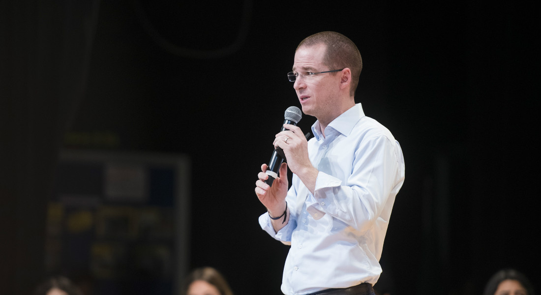 Ricardo Anaya recibe rechifla de estudiantes en evento