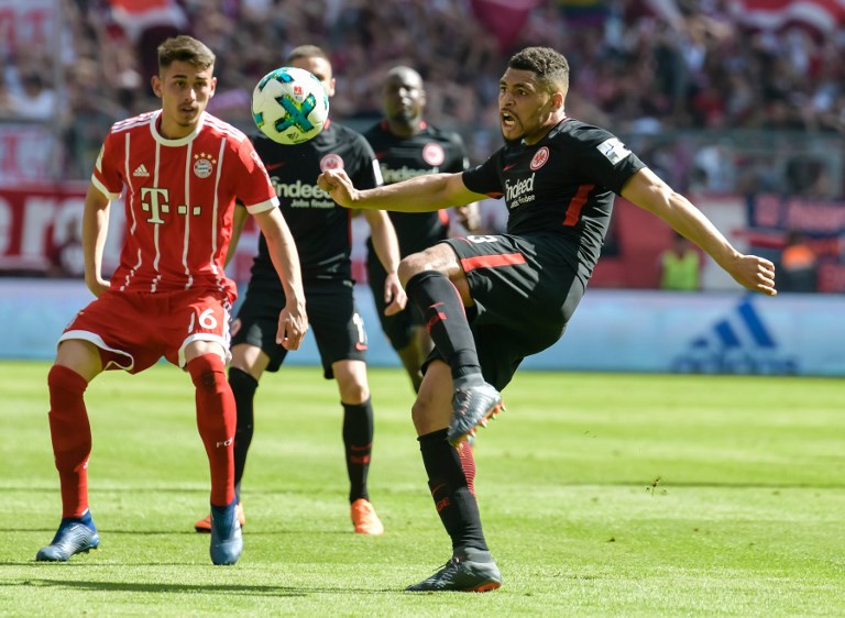 Carlos Salcedo listo para jugar con Frankfurt mañana en Alemania