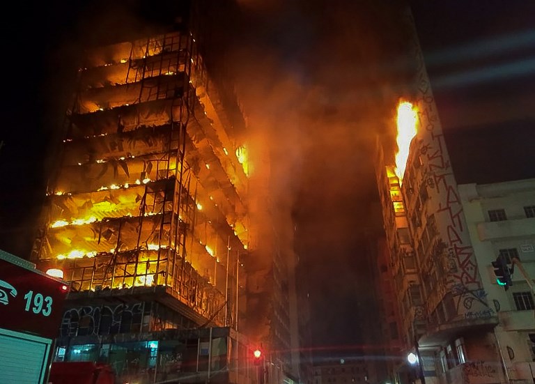 Video muestra colapso de edificio de San Paulo tras incendio