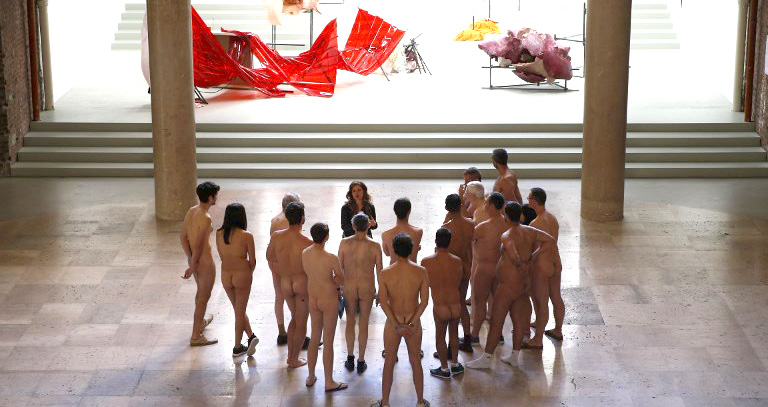 Museo de arte contemporáneo en París organiza recorrido nudista