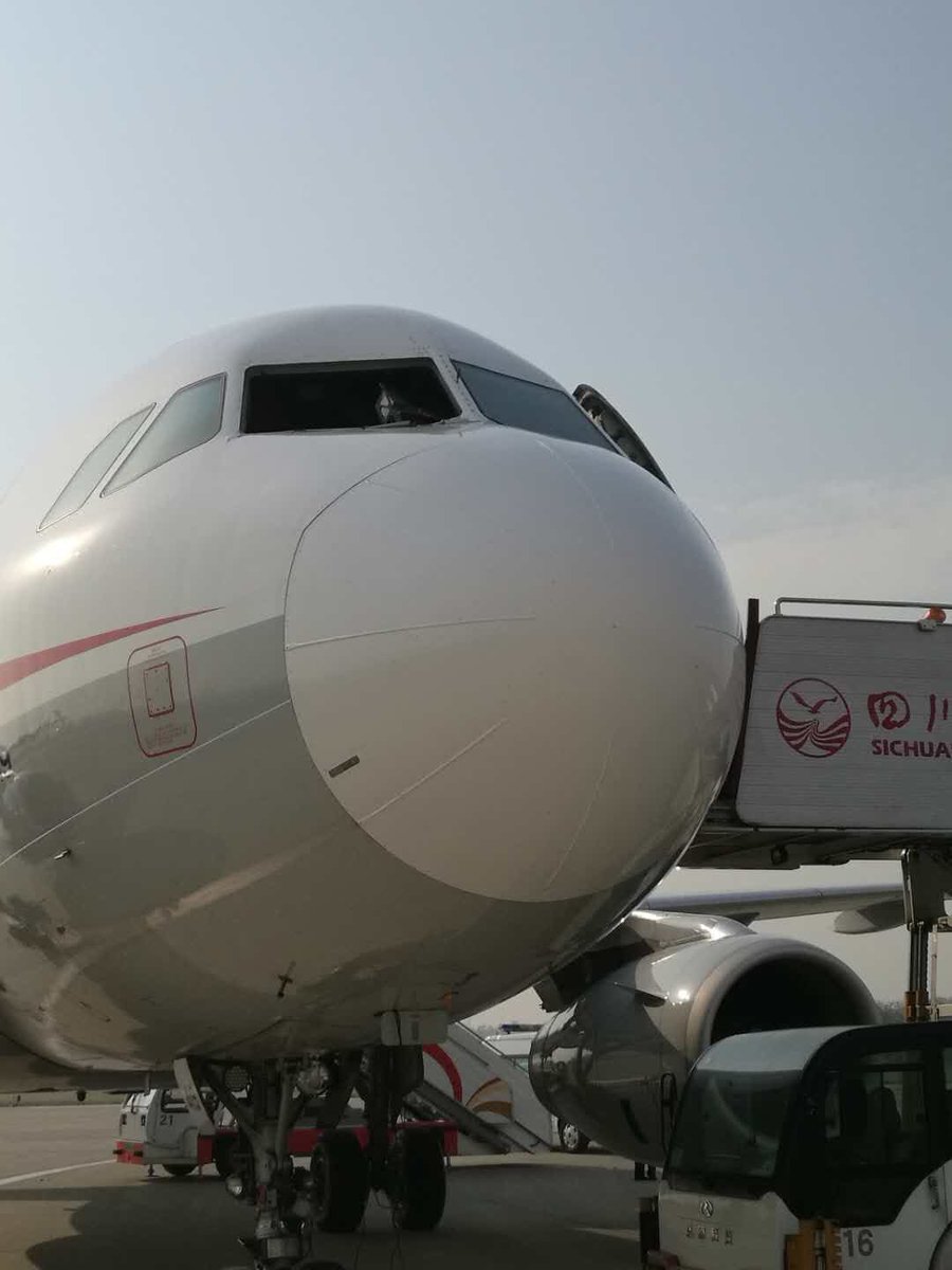 Aterrizaje de emergencia en China tras ruptura de cabina que hiere a copiloto