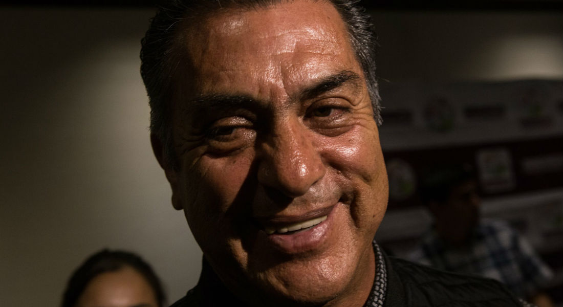 ‘El Bronco’ insiste en «mochar manos»