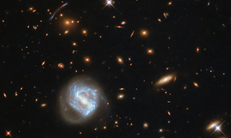Telescopio Hubble observa cúmulo de galaxias