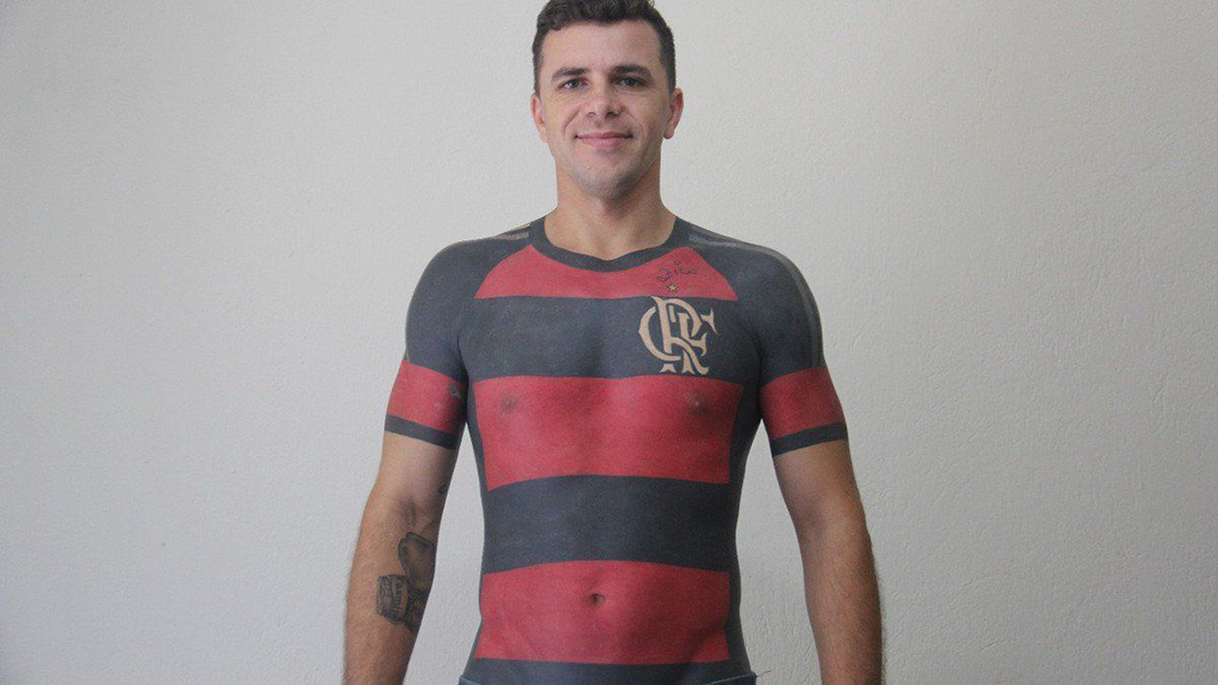 Fanático se tatuó uniforme de su equipo el Flamengo, en tamaño real