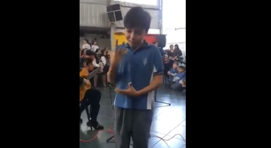 Niño canta a su mamá sorda en lenguaje de señas