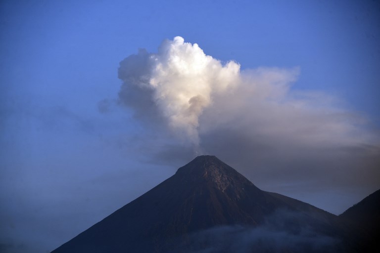 Ahora son tres los volcanes activos que mantienen en alerta a Guatemala