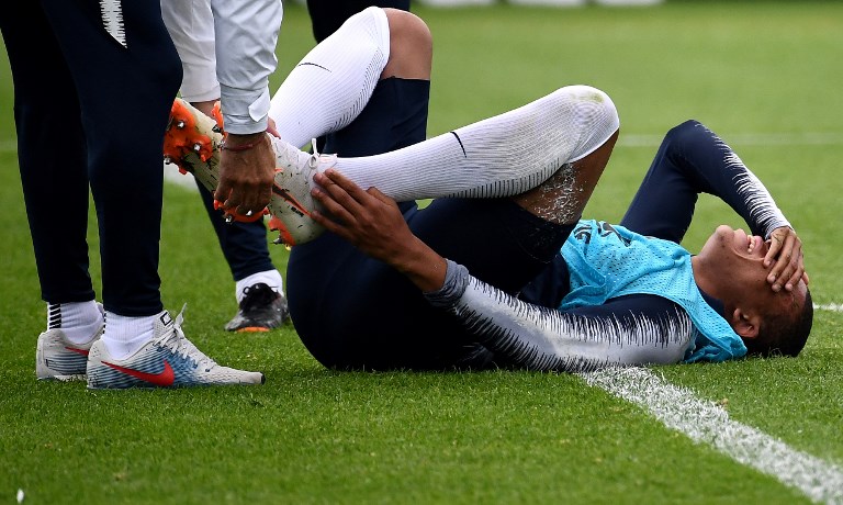 Mbappé, 10 de Francia se retira del entrenamiento tras fuerte golpe