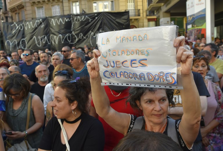 España indignada por la liberación de pandilla de violadores