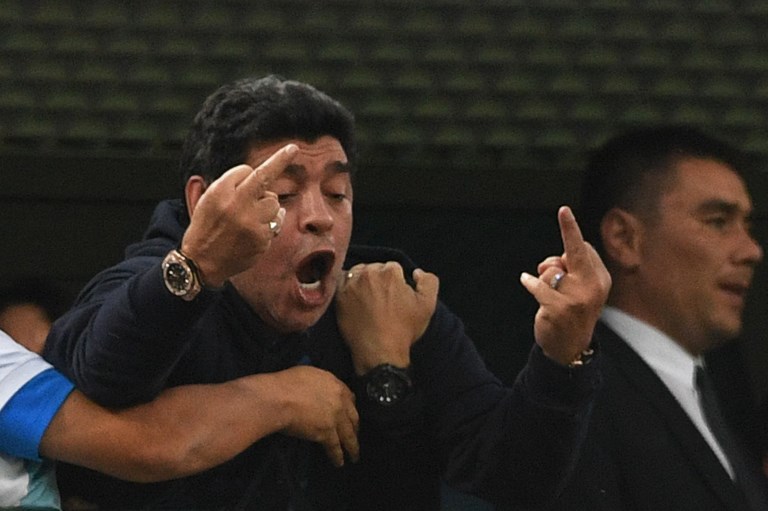 ¿Argentina indignada porque Maradona «chupó faros»?