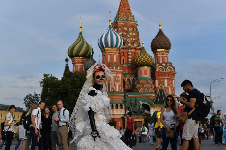 Comunistas rusos impiden desfile de Día de Muertos en Moscú