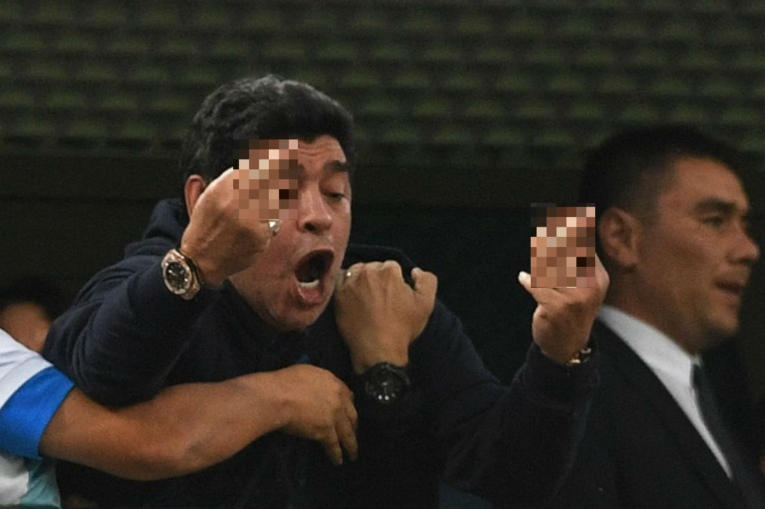 Maradona, de la ‘Mano de Dios’ a los dedos de la vergüenza