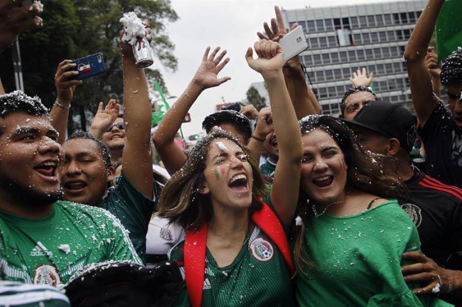 Miles de mexicanos también celebran en Los Ángeles triunfo del «TRI»