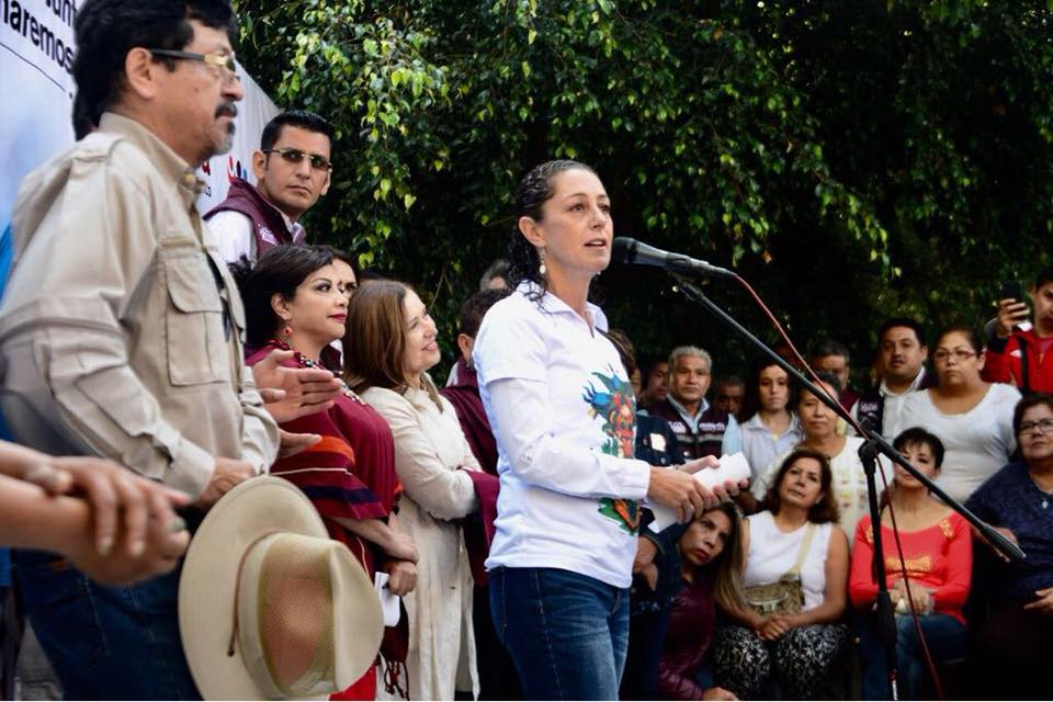 Sheinbaum promete regresar agua y atender grietas en Iztapalapa