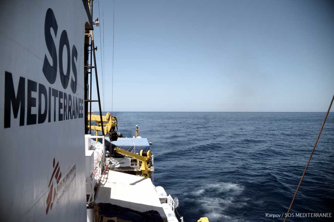 Italia cierra puertos a barcos de ONG que rescatan migrantes