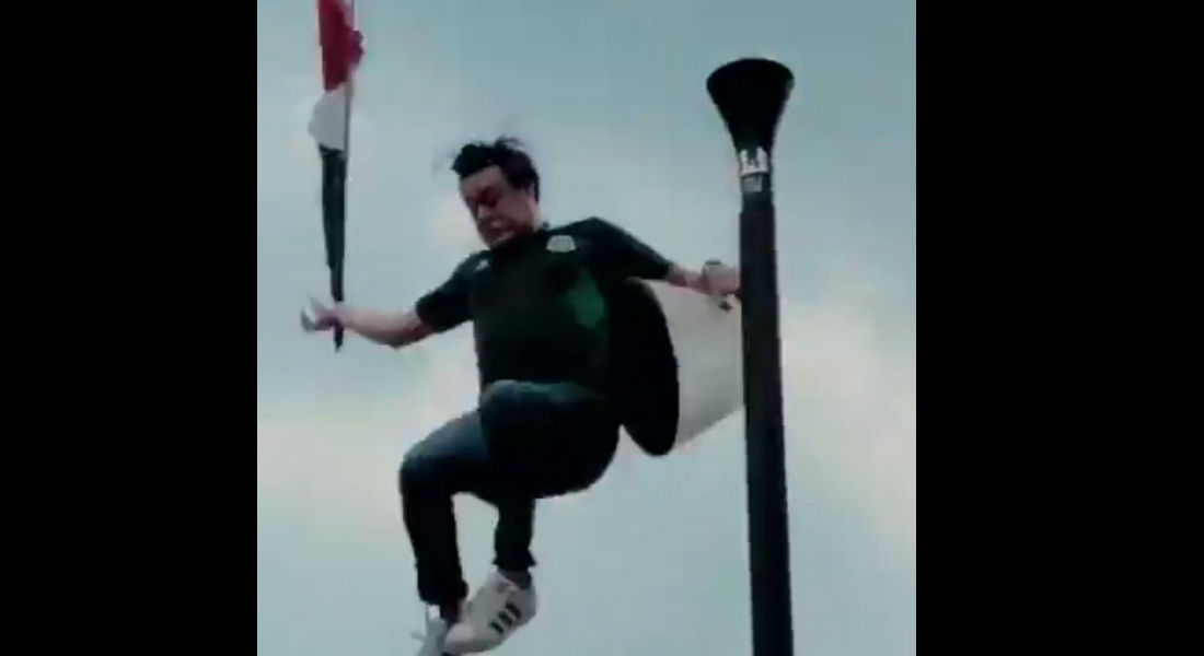 VIDEO: Aficionado mexicano trepa a poste y se cae