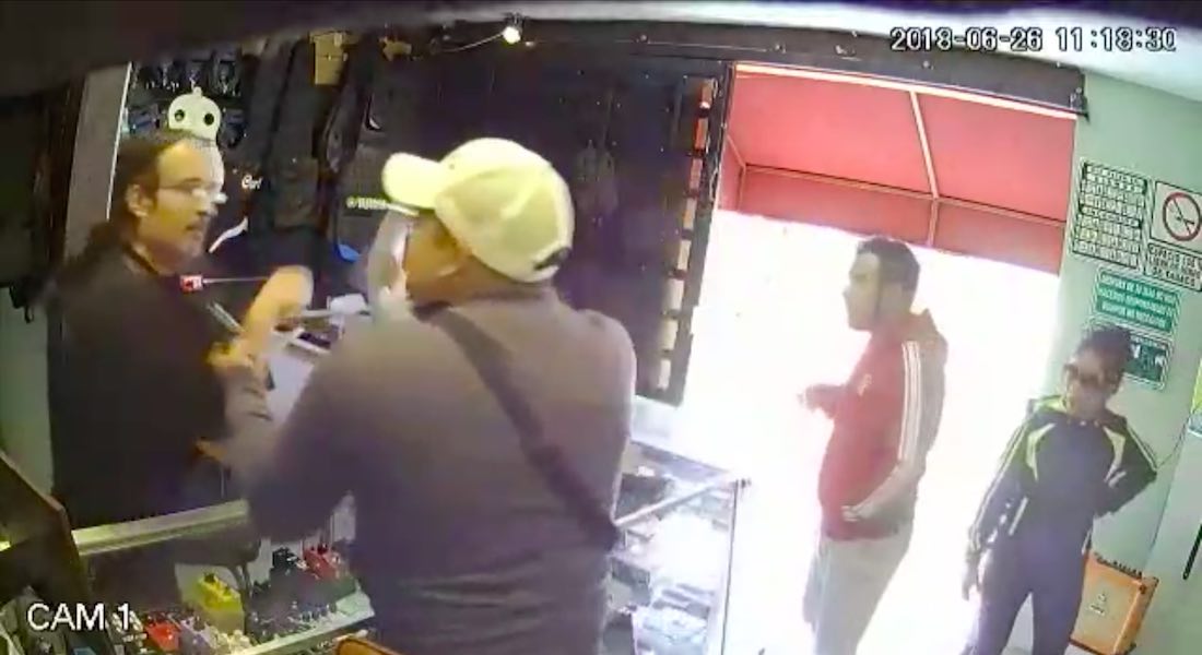 Video: Tres hombres y una mujer asaltan tienda de música; hasta se llevaron una guitarra
