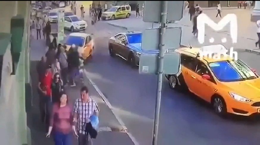 VIDEO: Momento en el que taxista embiste a mexicanos en Moscú