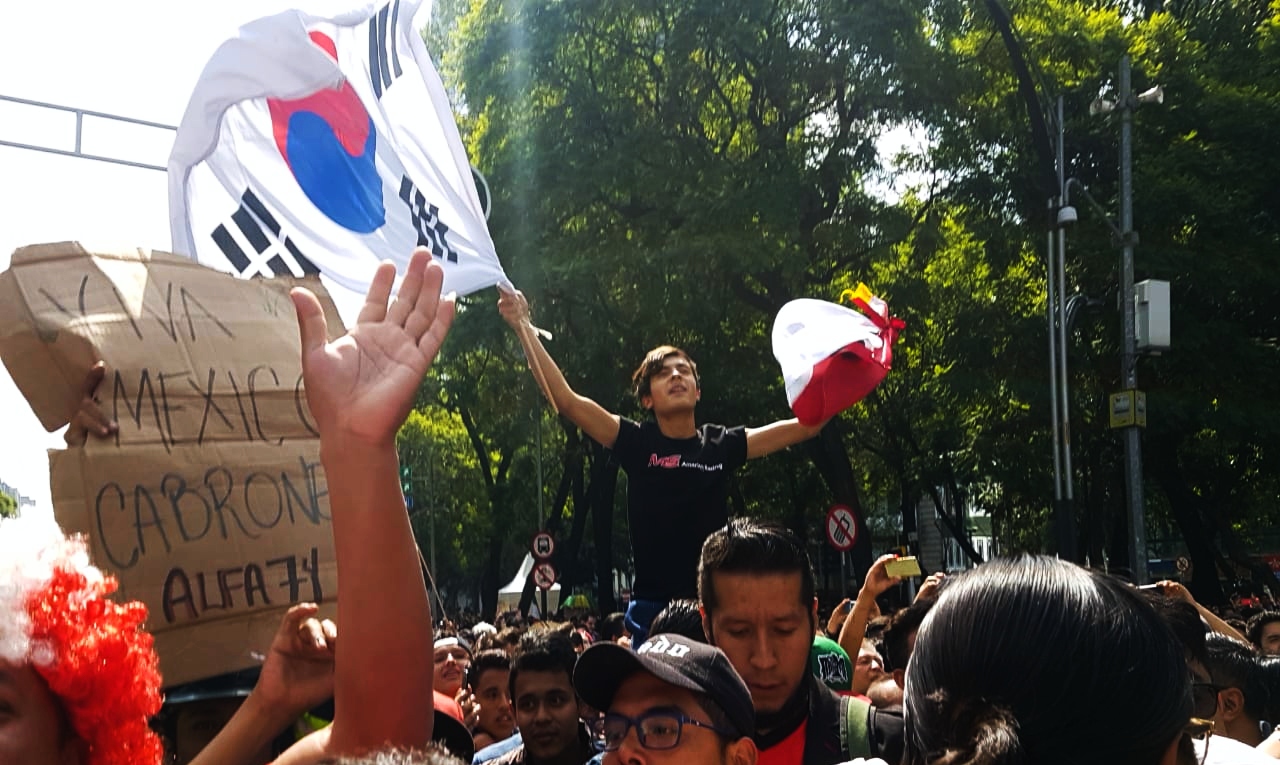 Mexicanos festejan a Corea en el Ángel por darle el pase al «Tri»