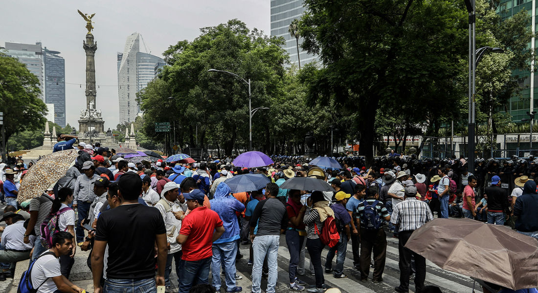 Manifestantes desquician tránsito vehicular en Paseo de la Reforma