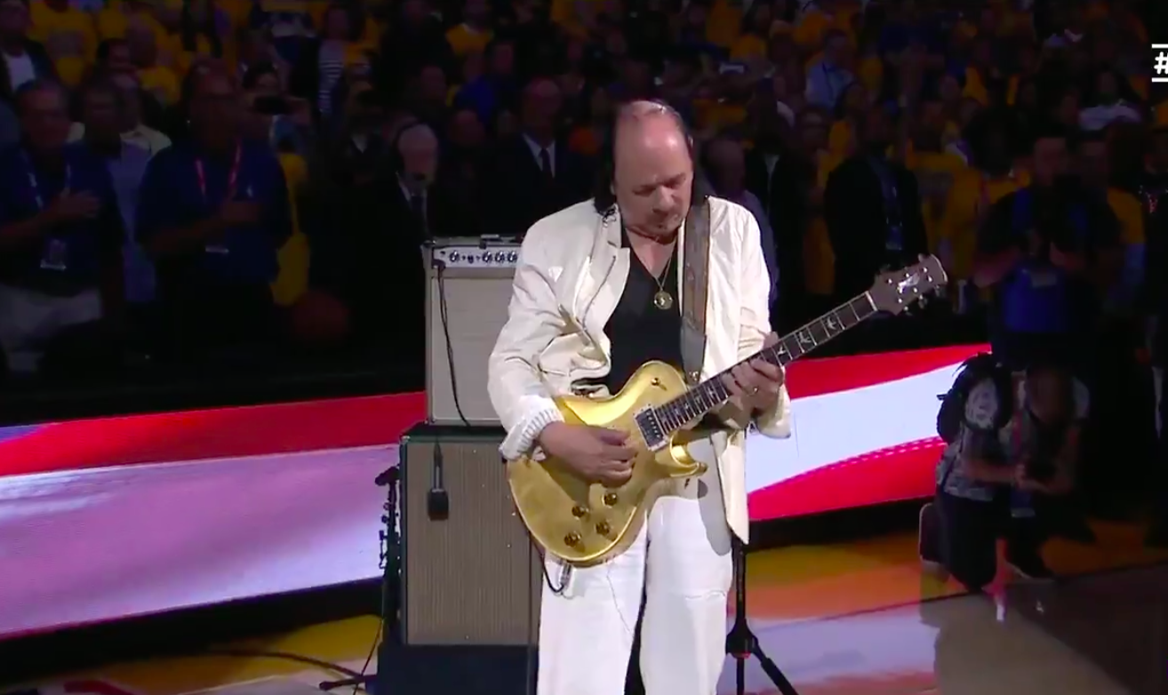 Carlos Santana interpreta el himno de EEUU en la NBA