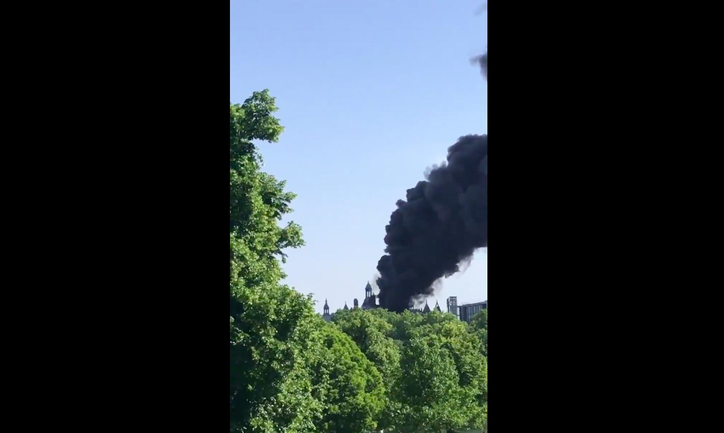 Última hora: Video muestra gran incendio en Londres cerca de Hyde Park