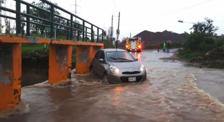 Reportan vehículos varados e inundaciones por lluvias en Zapopan