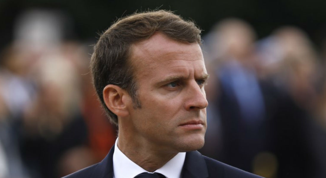 Emmanuel Macron «hace pancho» a un adolescente
