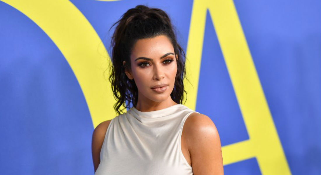 Kim Kardashian se quita el sostén para recibir premio