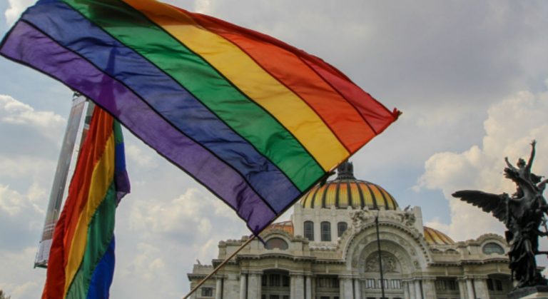 Actor Fernando Carrillo es coronado rey de la comunidad LGBTTTI