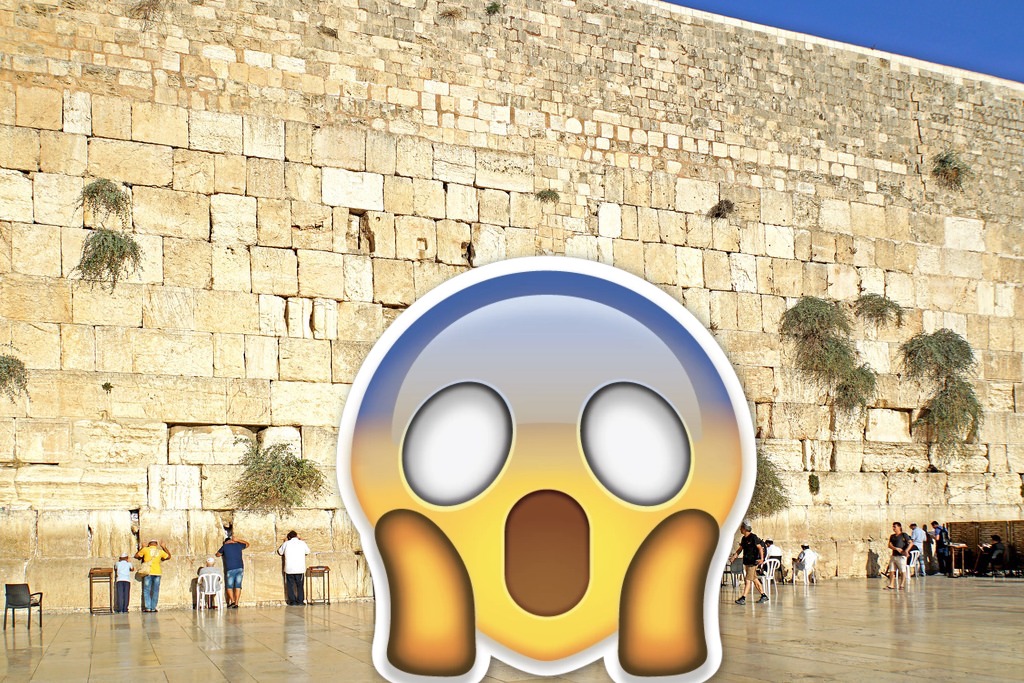 Modelo provoca escándalo al posar en Muro de los Lamentos en Jerusalén