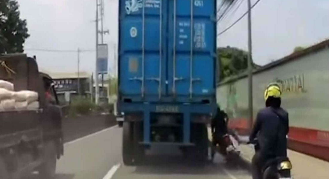 VIDEO: Camión aplasta la cabeza de un motociclista y sobrevive